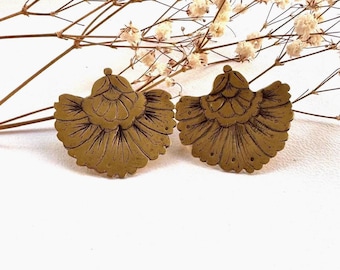 Handgefertigte Statement-Ohrstecker aus Messing, handgravierte Blumenohrstecker, kunstvoller Metallschmuck, ethnische Boho-Ohrringe in Gold, Geschenk für Sie