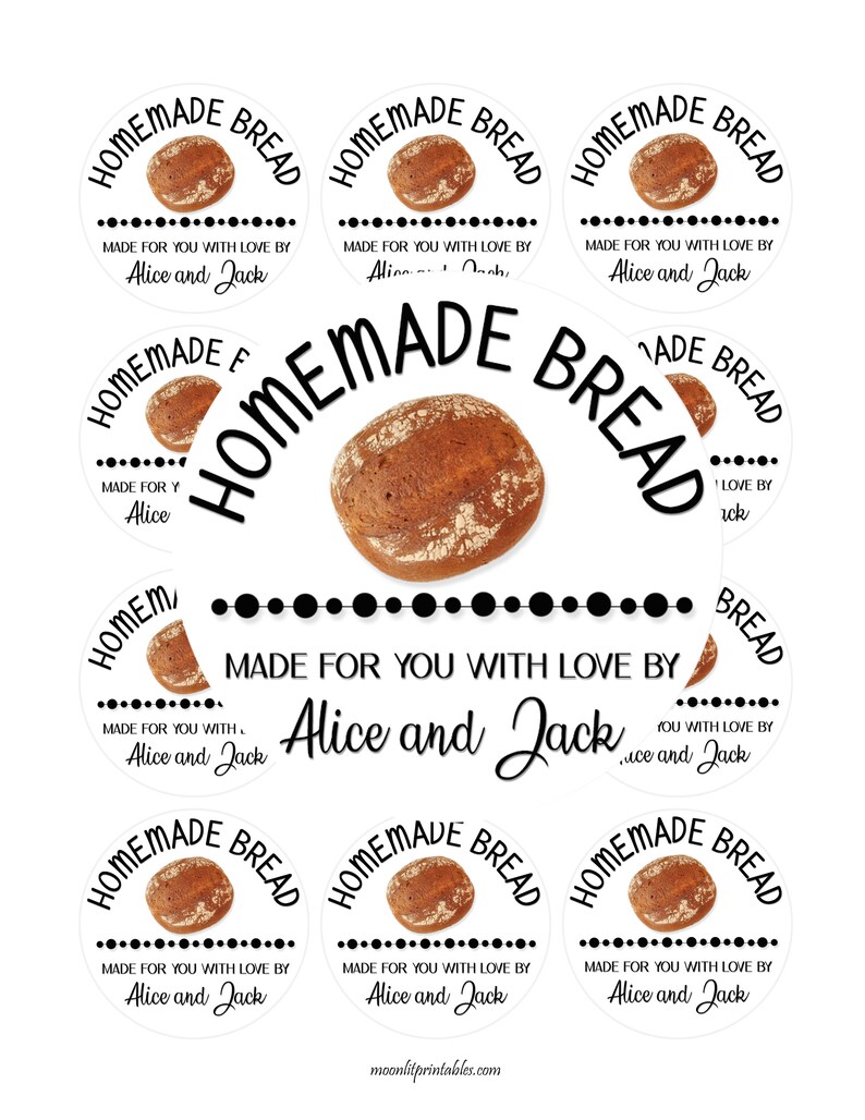 Puede incluir: Conjunto de 8 pegatinas redondas blancas con texto negro y una imagen de una hogaza de pan marr&oacute;n. El texto dice "Pan casero" y "Hecho para ti con amor por Alice y Jack".