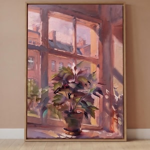 Op de afbeelding: Een olieverfschilderij in een lichthouten lijst met een potplant op een vensterbank. De scène toont een uitzicht op stedelijke gebouwen door de ruiten, uitgevoerd in warme roze, paarse en bruine tinten met zichtbare penseelstreken.