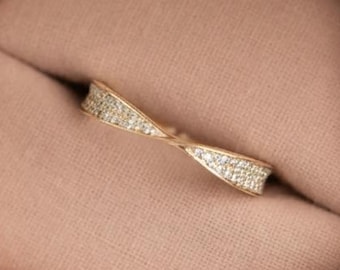 Anillo de moissanita cruzada de oro macizo de 14 quilates, alianza de boda de oro retorcida con pavé, delicado anillo apilable de infinito, anillo de aniversario curvo único,