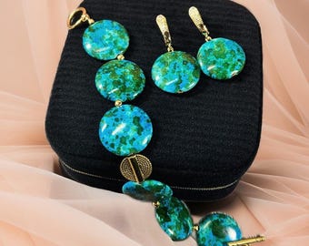 Conjunto de pulsera y pendientes de turquesa hechos a mano con ganchos chapados en oro.