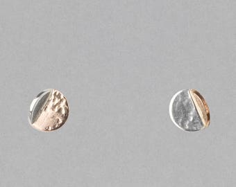 Pendientes de dos tonos: sencillos, circulares, redondos, plateados, dorados, con mezcla de metales, minimalistas. Colección Reflection Stud / Violet Crown de Haley Lebeuf.
