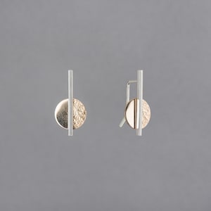 Moderne kleine Ohrring mit Silber und Gold, Einzigartige zweifarbig, Disc Durchziehen, Tour Ohrringe | Tejas Kollektion von Haley Lebeuf
