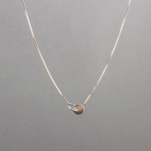 Fermoir sur le devant, tour de cou en chaîne, bicolore, or sterling et 14 carats, bijoux célestes, espace, collier Neptune| Collection Voyager de Haley Lebeuf