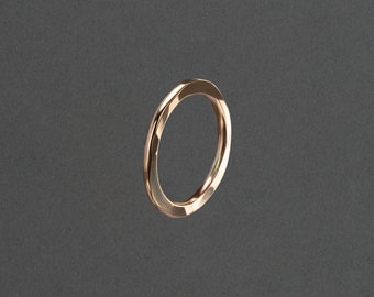 Schlichter, eleganter, alltäglicher, minimalistischer Stapelring mit Goldfüllung, gehämmerter Stapelring, Impress Stack Band | FORM-Kollektion von Haley Lebeuf