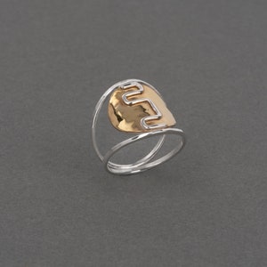 Anello a due gradini in argento sterling e ottone: un pezzo distintivo in stile azteco del sud-ovest americano. Anello a due gradini della collezione Rhythm di Haley Lebeuf.
