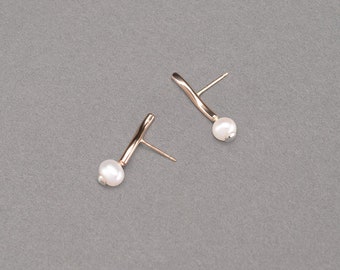 Moderne handgemaakte zoetwaterparel golvende oorknopjes, chic, zilver, gold-fill | Rebirth Pearl Studs uit de Springs-collectie van Haley Lebeuf