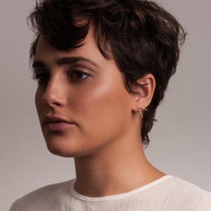 Enkelt, modernt pull-through-örhänge, trädare, unika smycken, silver- eller guldfyllning, Clockwork-örhänge | Sequence-kollektionen av Haley Lebeuf