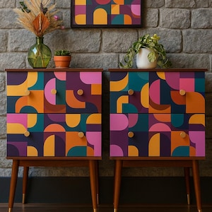 Set di 2 comodini dipinti a mano MCM: geometrico astratto, legno massello