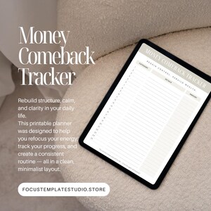 Può includere: Un tablet digitale che mostra un modello di "Money Comeback Tracker". Il modello include sezioni per categoria, dettagli e importo, progettate per aiutare a tenere traccia delle finanze. Il testo "Money Comeback Tracker" è in alto, con testo aggiuntivo.