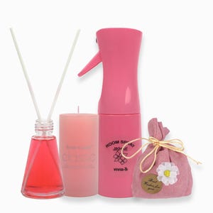 Set regalo di fragranze per la casa / Spray per ambienti, diffusore a bastoncini, candela profumata a colonna e sacchetto porta-sacchetti