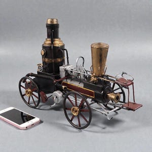 Maquette de train à vapeur rétro - artisanat en métal fait main, décoration de locomotive vintage, ornement de collection haut de gamme