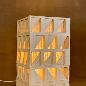 IN LAGER - Sandfarbener Baukeramik-Lampen-Juteschirm - Brutalist / Mid Century inspiriert