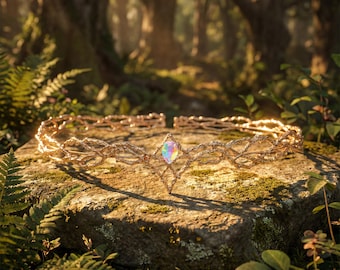 Diadema élfica dorada con forma de enredadera y gema en forma de lágrima, tiara estilo Fairycore para cosplay, bodas en el bosque y ferias renacentistas.