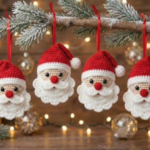 Peut inclure: Quatre décorations de Noël faites à la main en crochet représentant le Père Noël, avec des bonnets rouges, des barbes blanches et des joues roses, suspendues à une branche. Chaque ornement a un ruban rouge.