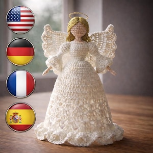 Peut inclure: Une figurine d'ange au crochet blanc cassé, faite à la main, avec des ailes délicates et un halo doré. L'ange a les cheveux blonds et porte une longue robe fluide. La figurine est exposée sur une surface en bois.