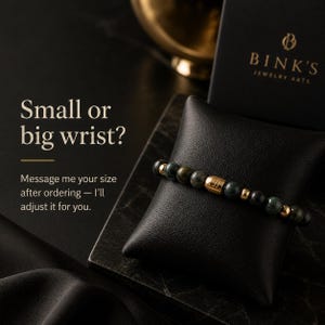 Pu&ograve; includere: Un bracciale di perline composto da pietre scure e iridescenti alternate a perline in metallo color oro e una perlina centrale cilindrica dorata. Il testo recita: Small or big wrist? Message me your size after ordering &mdash; I'll adjust it for you.
