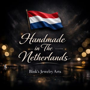 Pu&ograve; includere: Un design grafico che presenta la bandiera olandese in rosso, bianco e blu nella parte superiore. Sotto la bandiera, il testo "Handmade in The Netherlands" &egrave; scritto in un carattere corsivo bianco, seguito da "Bink's Jewelry Arts" in un carattere pi&ugrave; piccolo.