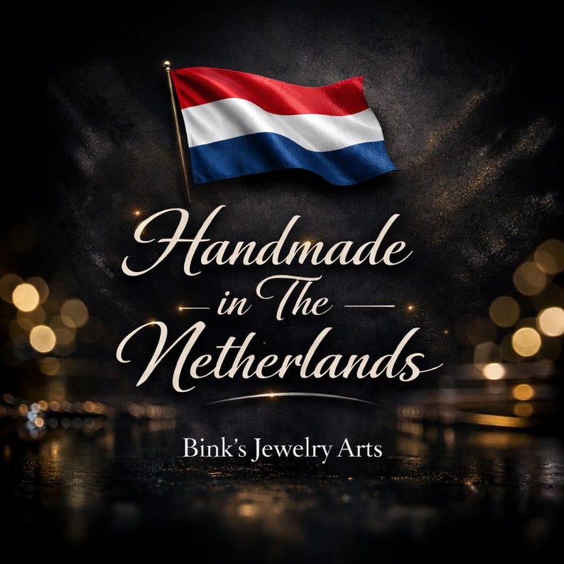 Pu&ograve; includere: Un design grafico che presenta la bandiera olandese in rosso, bianco e blu nella parte superiore. Sotto la bandiera, il testo "Handmade in The Netherlands" &egrave; scritto in un carattere corsivo bianco, seguito da "Bink's Jewelry Arts" in un carattere pi&ugrave; piccolo.