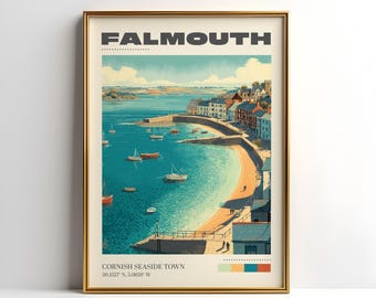 Könnte beinhalten: Gerahmter Druck von Falmouth, einer Küstenstadt in Cornwall, mit Booten auf türkisfarbenem Wasser, einem Sandstrand und Gebäuden. Der Druck, in einem goldenen Rahmen, enthält den Text "FALMOUTH" und "CORNISH SEASIDE TOWN".