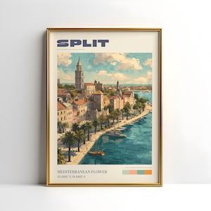 Puede incluir: Una impresión artística enmarcada que presenta una escena de una ciudad costera con la palabra "SPLIT" en la parte superior. La imagen muestra edificios, una torre alta, palmeras y barcos a lo largo de una extensión de agua azul. La parte inferior de la impresión dice "MEDITERRANEAN FLOWER".