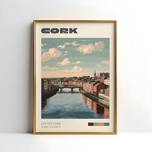 Puede incluir: Lámina artística enmarcada que representa Cork, Irlanda, con un río, puentes y edificios. La palabra "CORK" está en la parte superior, con "COUNTY CORK" y coordenadas en la parte inferior. La impresión está en un marco dorado.