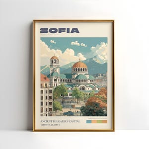 Puede incluir: Una impresión artística enmarcada que presenta una ilustración estilizada de Sofía, Bulgaria. La obra de arte muestra una representación detallada de una catedral con una cúpula de cobre, sobre un fondo de montañas y cielo azul. La palabra "SOFIA" está en la parte superior.