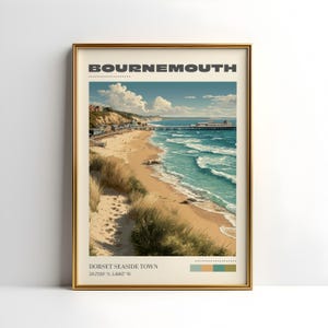 Può includere: Stampa artistica incorniciata raffigurante Bournemouth, una città balneare del Dorset. L'immagine mostra una spiaggia con sabbia dorata, acqua turchese e un molo. Il testo "BOURNEMOUTH" è in alto e "DORSET SEASIDE TOWN" in basso.