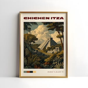 Könnte beinhalten: Gerahmter Kunstdruck mit der Chichén Itzá-Pyramide in einer Dschungelumgebung. Das Kunstwerk hat einen Vintage-Reiseplakatstil mit dem Text "CHICHÉN ITZÁ" in Burgunderrot. Koordinaten sind unten aufgeführt. Der Rahmen ist goldfarben.