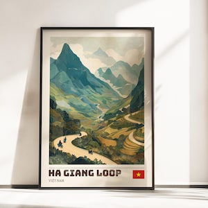 Może przedstawiać: Oprawiony wydruk artystyczny pętli Ha Giang w Wietnamie. Grafika przedstawia krętą drogę przez pasmo górskie z motocyklami. Grafika ma styl vintage plakatu podróżniczego z napisem "HA GIANG LOOP" i flagą wietnamską.