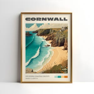 Puede incluir: Un póster enmarcado que representa la costa de Cornualles, con olas turquesas, playas de arena y acantilados escarpados. El póster incluye la palabra "Cornwall" en la parte superior y "Stunning Coastal County" en la parte inferior, con coordenadas.