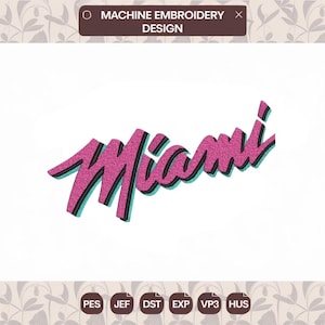 Könnte beinhalten: Ein Maschinenstickdesign mit dem Wort Miami in einer stilisierten, schrägen Schreibschrift. Die Buchstaben sind leuchtend pink mit einer schwarzen Umrandung und einem hellblauen Schatteneffekt. Oben steht auf einem dunklen Etikett MACHINE EMBROIDERY DESIGN.