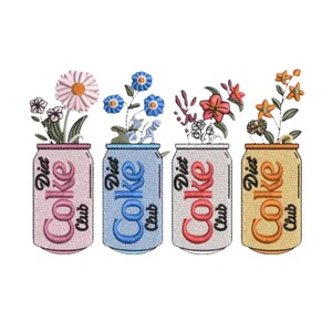 Op de afbeelding: Een borduurontwerp met vier frisdrankblikjes in roze, blauw, wit en geel, elk met het label Diet Coke Club. Elk blikje is bekroond met verschillende geborduurde bloemen, waaronder madeliefjes, blauwe bloesems, rode bloemblaadjes en oranje stervormige bloemen.