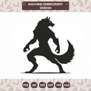 Pode incluir: Uma silhueta preta de um lobisomem em pé de perfil com uma cauda grande e peluda. O design inclui o texto MACHINE EMBROIDERY DESIGN no topo e as etiquetas de formato de arquivo PES, JEF, DST, EXP, VP3 e HUS na parte inferior.