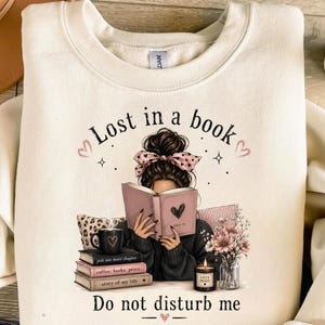 Verloren in einem Buch (PNG), Bitte nicht stören (Sublimation), Niedliche Bücherwurm-Cliparts, Gemütlicher Bücherstapel (Grafik), Florales Booktok-Leser-T-Shirt-Meme
