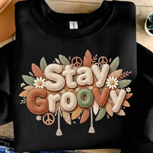 Stay Groovy PNG, Sublimação Retrô Anos 70, Clipart de Margarida Boho, Gráfico de Símbolo da Paz Hippie, Arte de Macramê com Penas, Impressão de Letras em Chenille Moderna