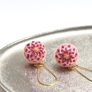 Pendientes Temari de primavera – Rosa salmón con estampado floral, joyería japonesa ligera hecha a mano, pendientes de bola de 2 cm.