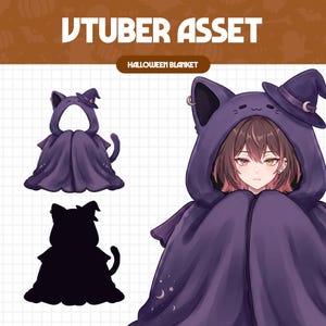 Può includere: Una coperta con cappuccio viola caratterizzata da orecchie da gatto e un design a cappello da strega. Il cappuccio mostra un piccolo viso sorridente, mentre il tessuto è decorato con motivi di lune crescenti e stelle. Include una vista piatta.