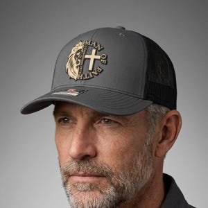 Gorra de camionero Christian Lion of Judah Richardson 112 / Gorra con parche de piel sintética Man of Faith / Regalo cristiano inspirado en las Escrituras