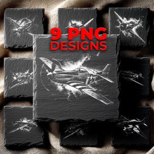 Könnte beinhalten: Neun Untersetzer aus schwarzem Schiefer mit Flugzeugmotiven. Der zentrale Untersetzer zeigt eine detaillierte Illustration eines alten Kampfflugzeugs. Der Text "9 PNG DESIGNS" ist rot. Die Untersetzer sind auf einer strukturierten, beigen Oberfläche angeordnet.