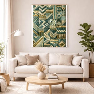 Può includere: Una grande opera d'arte da parete con un motivo geometrico nei toni del verde acqua, oro e crema è appesa sopra un divano bianco. L'opera presenta varie forme e disegni, creando un effetto patchwork. La stanza è decorata con toni neutri, un tavolino rotondo in legno e una lampada da terra.