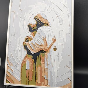 Jesús abrazando a la mujer - Arte de Hueforge - Panel religioso impreso en 3D - Decoración de regalo cristiano imagen 2