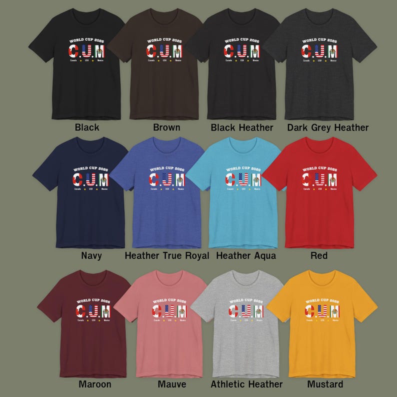 Op de afbeelding: Een collectie van twaalf t-shirts met korte mouwen in diverse kleuren, waaronder zwart, bruin, marineblauw, rood, bordeaux, mauve en mosterdgeel. Elk shirt is voorzien van de tekst WORLD CUP 2026 en C.U.M met de vlaggen van Canada, USA en Mexico.