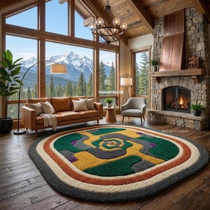 Könnte beinhalten: Ein Wohnzimmer mit einem großen, farbenfrohen, ovalen Teppich. Der Teppich hat ein Design mit grünen, gelben, grauen und orangefarbenen Abschnitten. Ein braunes Ledersofa, ein Steinkamin und große Fenster mit Bergblick vervollständigen die Szene.