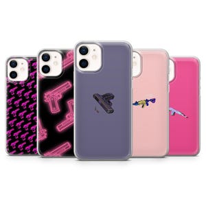 Könnte beinhalten: Eine Sammlung von Handyhüllen mit verschiedenen Designs. Eine Hülle zeigt ein sich wiederholendes Muster aus rosa Pistolen, während andere neonrosa Pistolenumrisse oder Pistolenillustrationen in verschiedenen Farben zeigen. Die Hüllen sind in verschiedenen Farben.