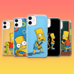 Può includere: Una collezione di custodie per telefoni con Bart Simpson dei Simpson. Le custodie presentano vari design, tra cui Bart con una fionda, ciambelle e skateboard. Le custodie sono in plastica trasparente con grafiche colorate.