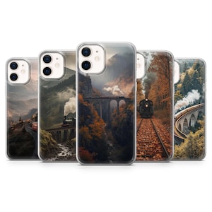 Può includere: Un set di cinque custodie per telefono con paesaggi ferroviari. Ogni custodia presenta una vista diversa di treni che attraversano ponti e binari attraverso aree montuose e boschive, con colori autunnali e vapore.
