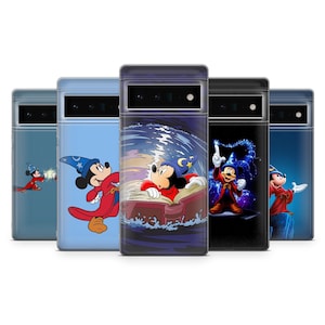Puede incluir: Una colección de fundas para teléfonos con Mickey Mouse en varios diseños temáticos de magos. Cada funda muestra a Mickey en una pose diferente, con colores vibrantes y obras de arte detalladas. Las fundas son de un material transparente.