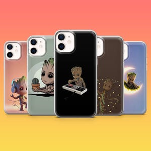 Puede incluir: Cinco fundas para teléfono con el personaje Groot de Guardianes de la Galaxia. Cada funda presenta un diseño diferente, incluyendo a Groot con auriculares, sosteniendo un cactus, jugando un videojuego, bailando y en una luna.