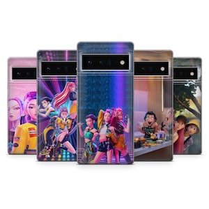 Peut inclure: Cinq coques de téléphone avec des illustrations colorées de style anime. Chaque coque présente un design différent, avec des personnages féminins dans des poses et des décors dynamiques. Les coques sont conçues pour un modèle de téléphone spécifique.